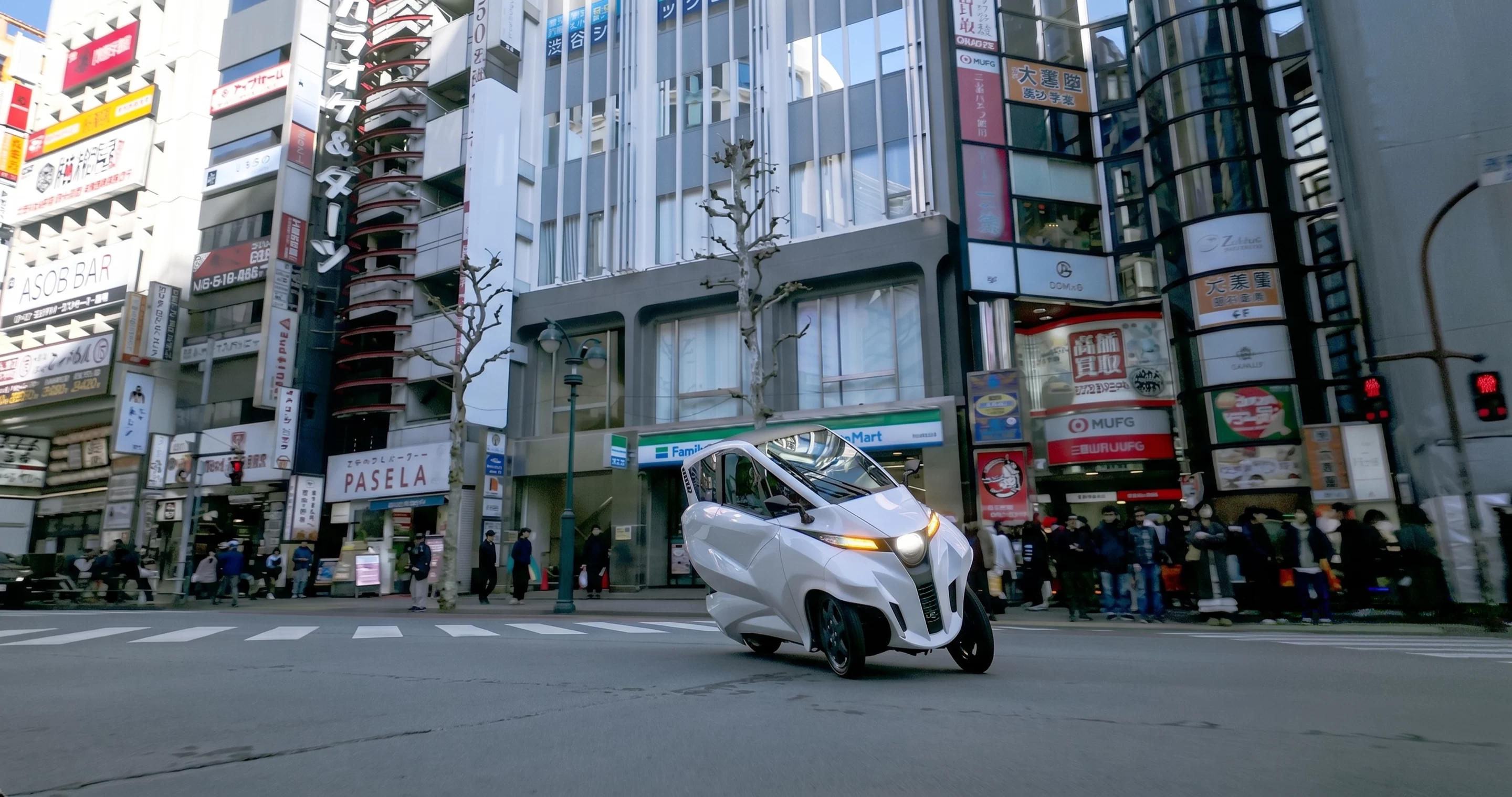 新宿の街中を走行するLean3