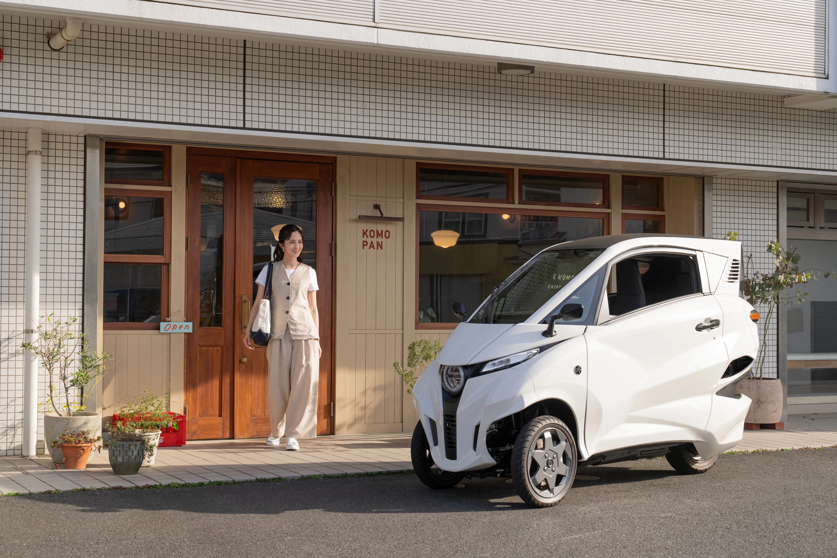 店舗前に停車するLean3