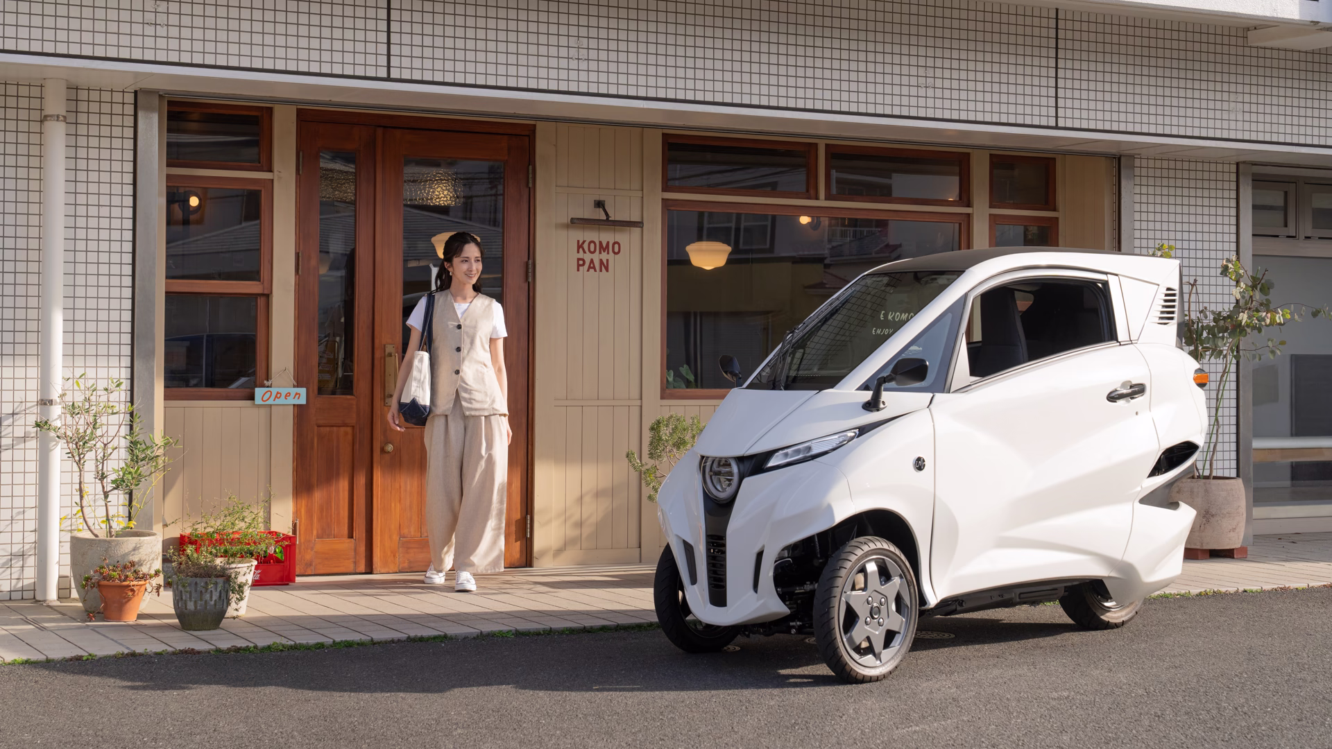 Lean3と店舗前に立つ女性